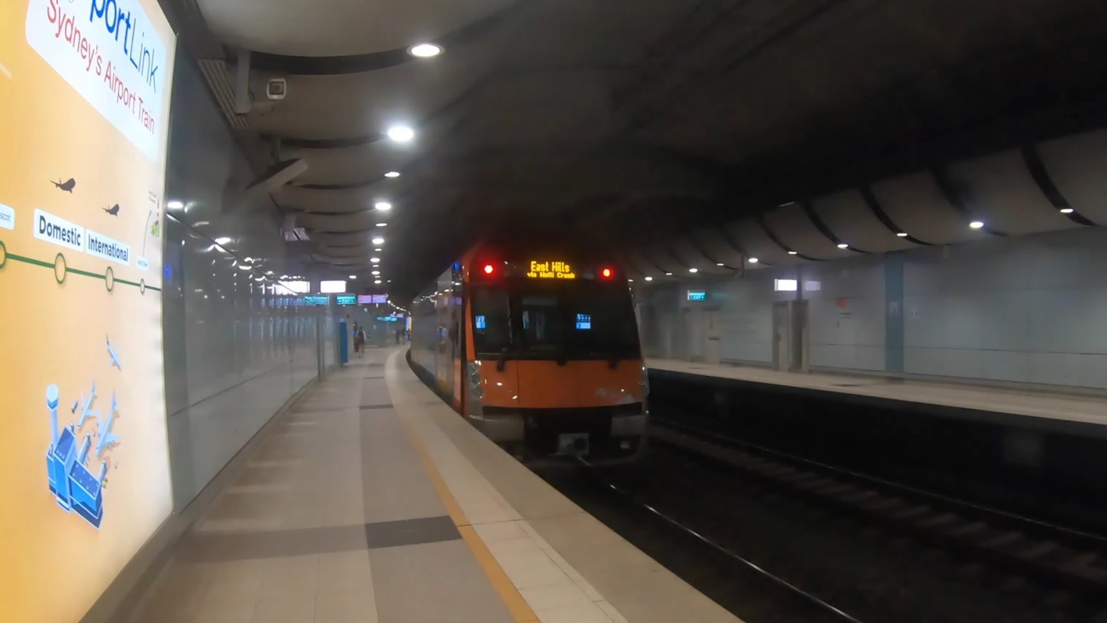 Zug am Bahnhof Domestic Airport des Flughafens Sydney